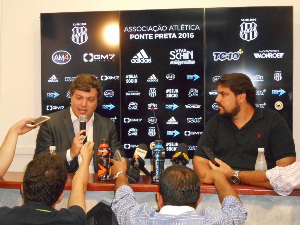 Rodrigo Simonato, gerente da Coca-Cola FEMSA Brasil, anuncia parceria ao lado de Giovanni Dimarzio, vice da Ponte Preta   - Foto: Divulgação