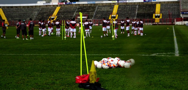 Toninho Cecílio orienta os jogadores para partida frente ao Audax