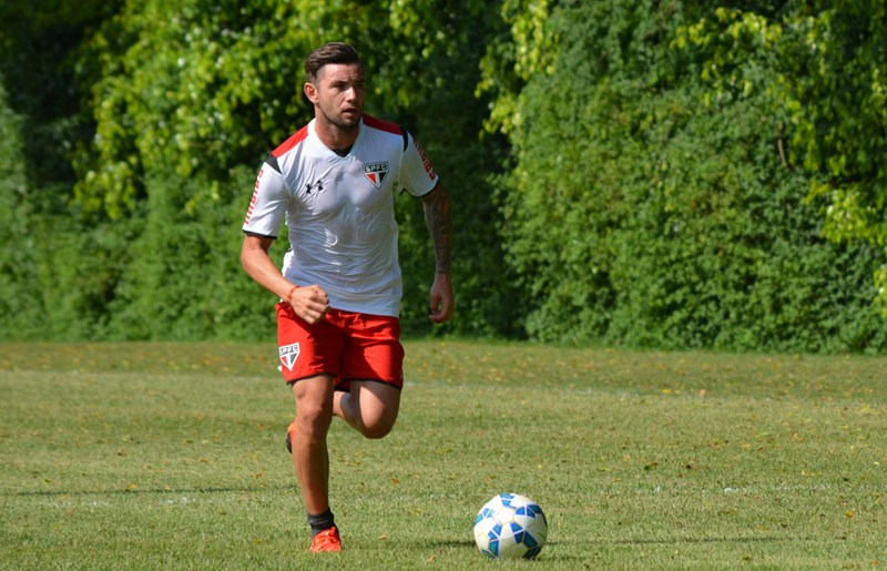 Mena será o único reforço relacionado no São Paulo