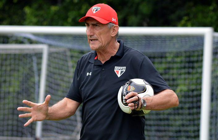 Dos quatro contratados, Bauza só poderá contar com Mena para a estreia 