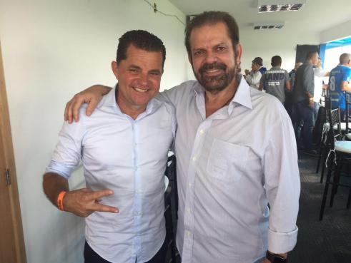 Presidente do Água Santa, Paulo Farias, ao lado do presidente da FPF, Reinaldo Carneiro Bastos