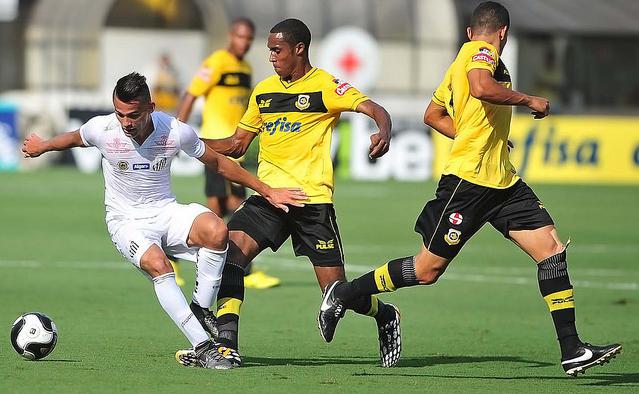 Santos não soube escapar da forte marcação do São Bernardo, do técnico Roberto Fonseca