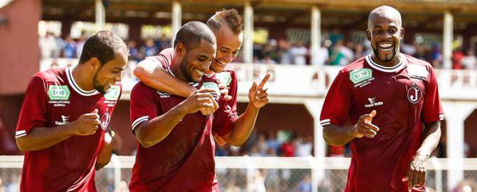 Jogadores do Juventus comemoram gol de pênalti que deu vitória sobre Penapolense. Fotos: Site Oficial. Jogadores do Juventus comemoram gol de pênalti que deu vitória sobre Penapolense. Fotos: Site Oficial.