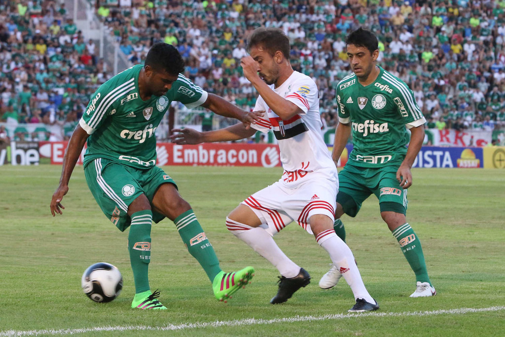 Grande jogada de Vitinho em cima do voalnte Thiago Santos do Palmeiras. Foto: Botafogo SP Oficial