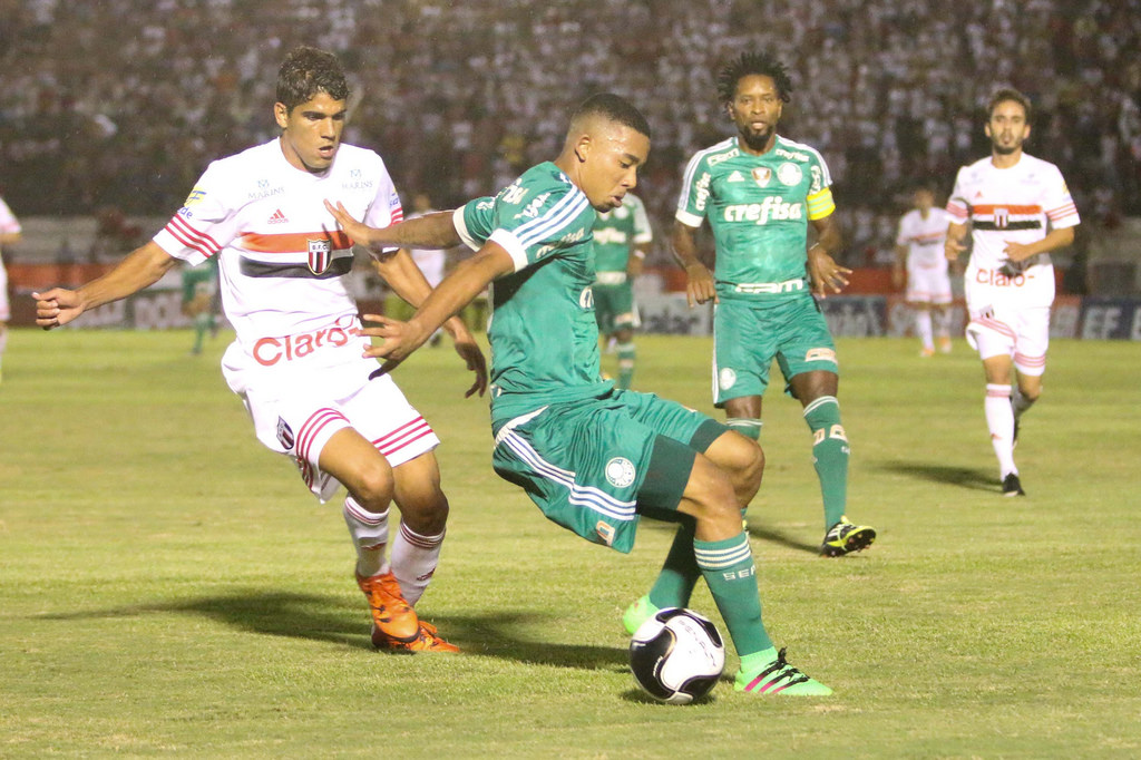 Gabriel Jesus perdeu alguns gols durante a partida e já não é unanimidade no ataque palmeirense. Foto: Botafogo SP Oficial