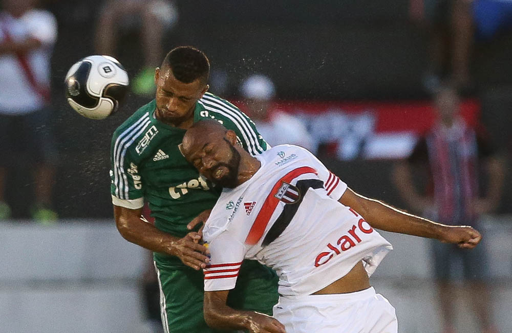 Vitor Hugo deu trabalho para Nunes no jogo entre Palmeiras e Botafogo