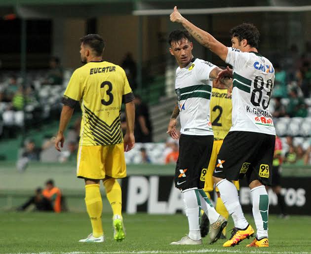 Paranaense: Kléber celebra gols na estreia do Coritiba no Estadual