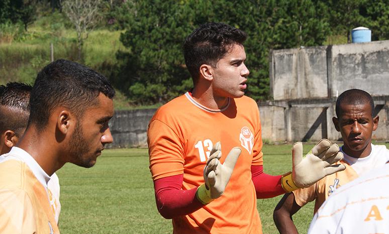 O goleiro Rafael Pascoal conversa com o grupo durante o treino desta terça-feira
