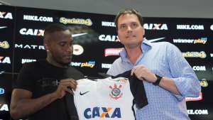 Paulistão: Oficializado, Willians assina e evita se comparar a Ralf no Corinthians