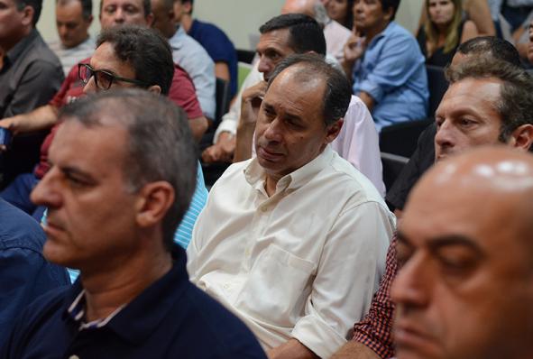 Evair, ao centro, arrendou o Brasilis por um ano e vai disputar a Segundona