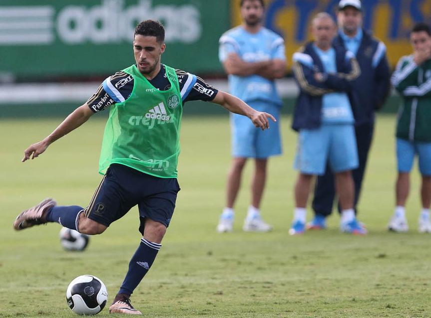 Recuperado, volante Gabriel participou normalmente de todas as atividades do treino desta terça-feira
