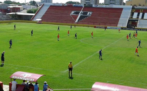 Os times jogaram debaixo de muito sol na manhã desta quarta-feira