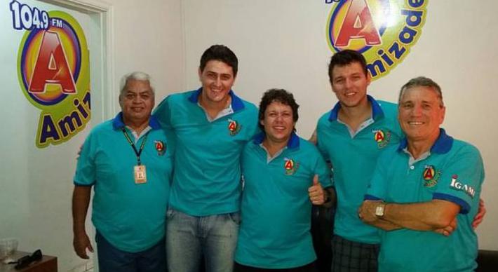 Equipe esportiva da Amizade FM com o novo uniforme confeccionado pala Karisma Uniformes.