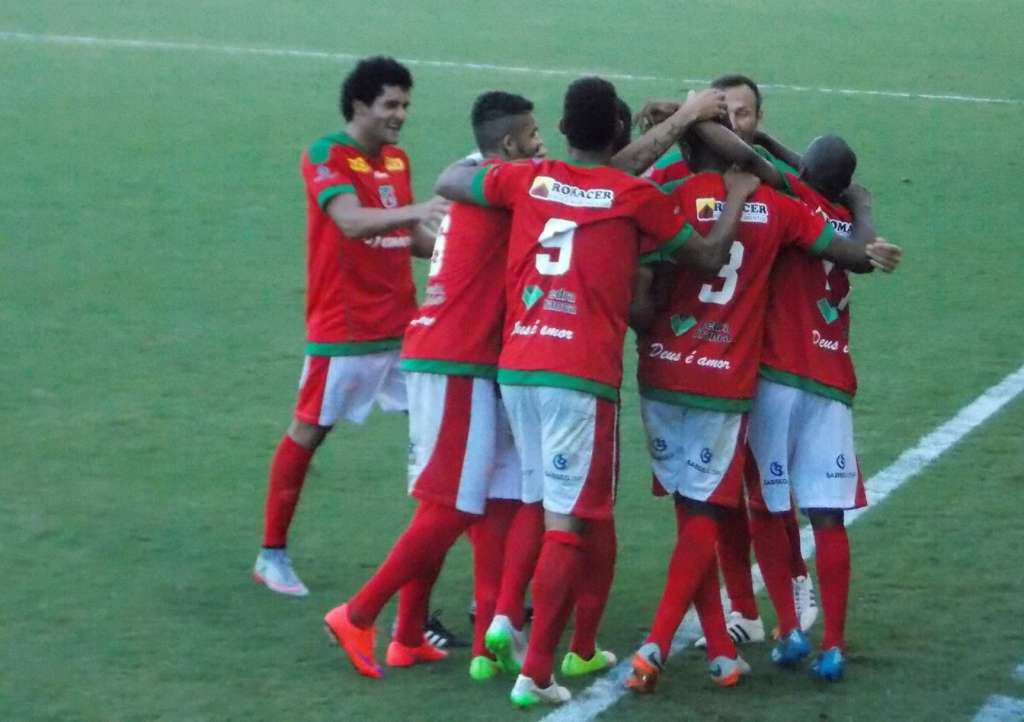 Atacante Flavio foi o herói do jogo ao marcar o único gol da partida no primeiro tempo - Divulgação / Velo Clube