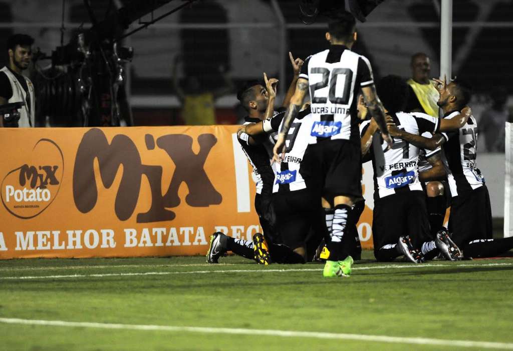 Jogadores do Santos comemoram o segundo gol sobre a Ponte Preta no Moisés Lucarelli