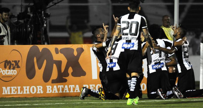 Santistas comemoram gol no estádio Moisés Lucarelli. Peixe derrubou tabu de seis anos. Foto: Rodrigo Villalba - AFI