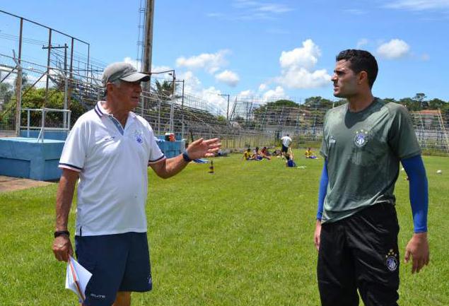 Pinho passa instruções para os jogadores da equipe para o confronto dessa quarta-feira