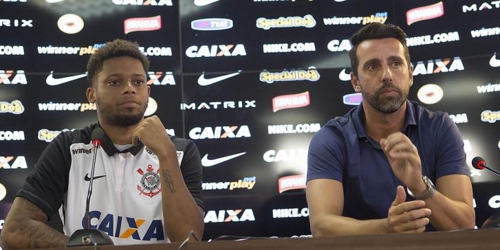 Ao lado do dirigente corintiano Edu Gaspar, André foi apresentado e vestiu a camisa do Timão pela primeira vez