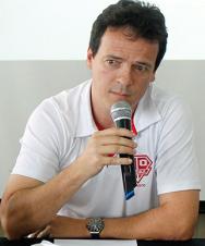 Fernando Diniz arrumou confusão no fim do jogo