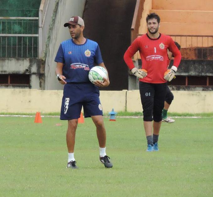 O técnico Chiquinho Lima passa instruções para o elenco