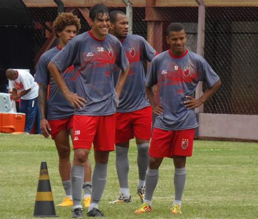 Ao lado dos companheiros, Daniel Bueno comemora a boa fase do time e seu primeiro gol pelo Flamengo