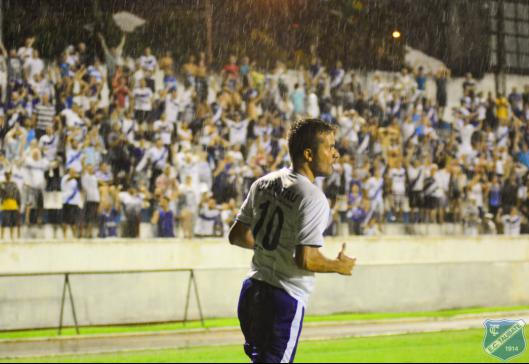 Danilo Sacramento comemora gol pelo Taubaté. (Crédito foto: Bruno Castilho/EC Taubaté)
