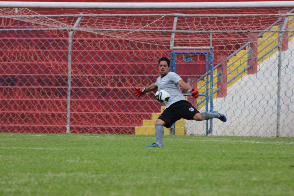 O goleiro Carlão mais uma vez fez o seu trabalho na meta do Nacional (Foto: Tércio Numberg/Anac)