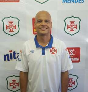 Segundona: Ex-meia Robert inicia trabalho como auxiliar da Portuguesa Santista