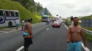 Torcida de Corinthians e São Paulo entram em confronto em rodovia do interior