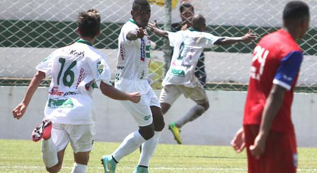 Jônatas Obina aponta companheiro após marcar gol da virada sobre o Guaratinguetá. Foto: José Paulo Necchi Oliveira