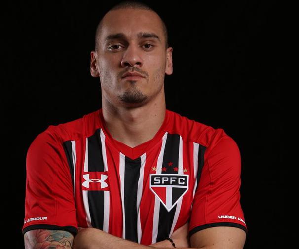 Maicon que estava no Porto, chegou para tentar resolver os problemas na zaga são-paulina 