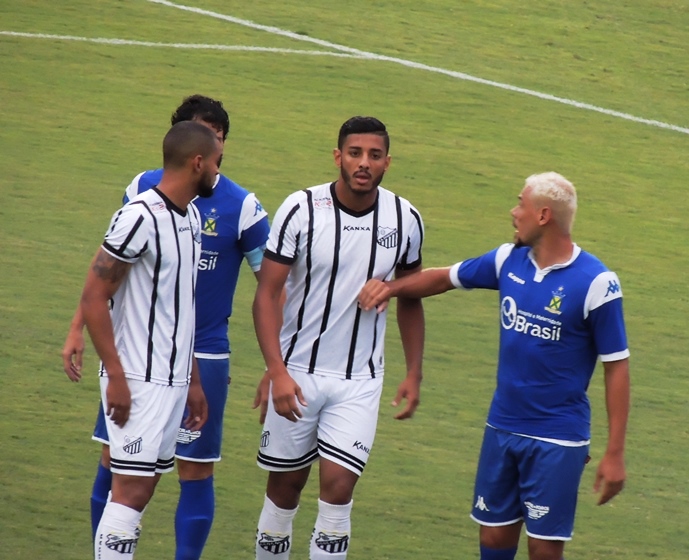 O Bragantino do atacante Lincom (foto) venceu o Santo André por 2 a 1 e assumiu a liderança provisória da série A2. Foto: EC Santo André Oficial