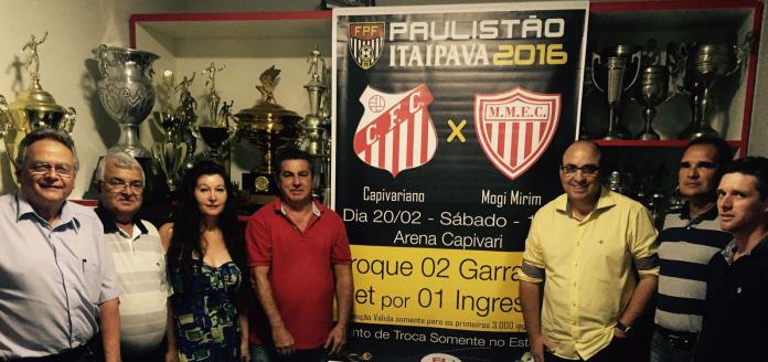 Edivaldo Ferraz, de amarelo, com dirigentes do Capivariano e autoridades da cidade no lançamento do Futebol Sustentável