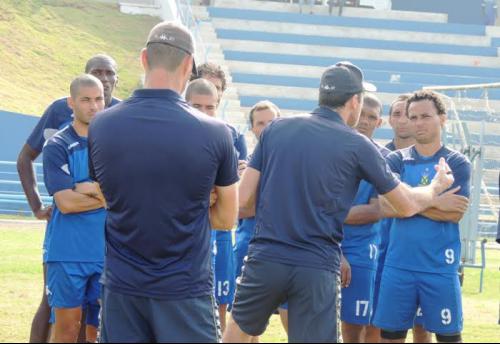 Luciano Dias tem conversado bastante com o elenco (Crédito foto: Fabrício Cortinove)