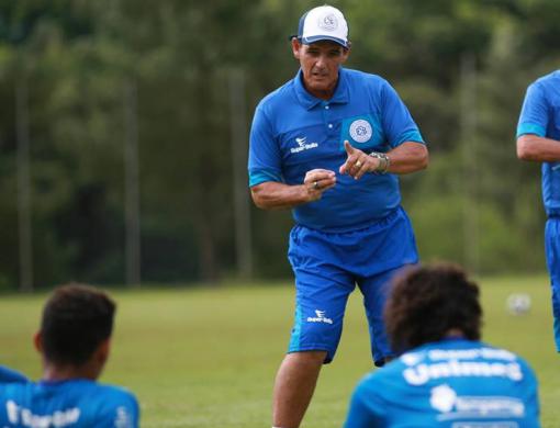 Paulo Roberto passa orientações para a equipe durante o treino dessa quinta-feira
