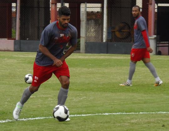 Recuperado de uma luxação no cotovelo esquerdo, o meia Milton Junior está de volta ao time