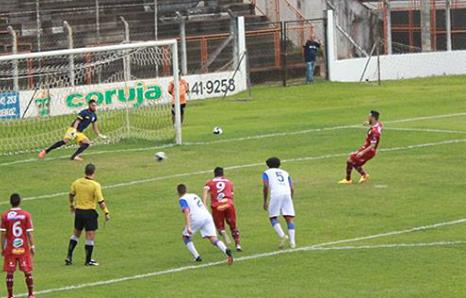 Guaratinguetá de João Telê, pior técnico do Brasil, foi goleado pelo Sertãozinho