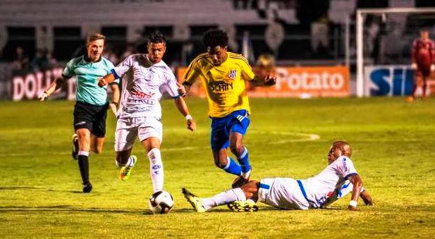 São Bento marcou bem a Ponte Preta, que correu e não conseguiu a primeira vitória. Foto: Fábio Leoni - AAPP