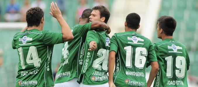 Douglas Packer fez um belo gol de falta e abriu o placar para o Guarani. Foto: Rodrigo Villalba - Memory Press