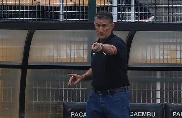O técnico Edgardo Bauza foi criticado por alguns torcedores durante a partida