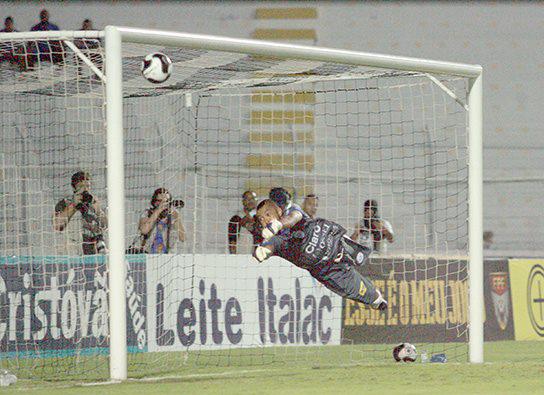 Henal fez grande defesas para o São Bento - Foto: Vanessa E. Anderson Henal fez grande defesas para o São Bento - Foto: Vanessa E. Anderson