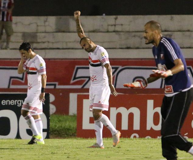 Allan Dias (braço levantado) garantiu a vitória do Botafogo Allan Dias (braço levantado) garantiu a vitória do Botafogo