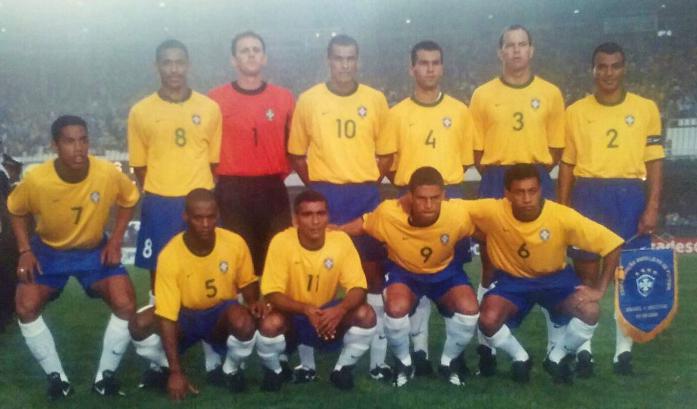 Émerson que está na foto com a camisa numero 4 da Seleção Brasileira é o novo diretor de futebol e das categorias de base do Noroeste