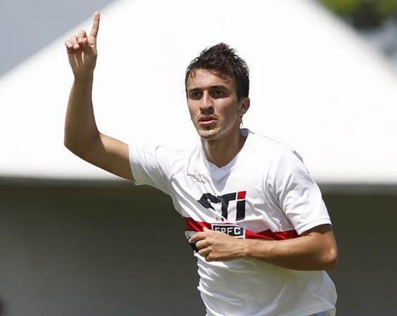 Sem espaço no São Paulo, o volante João Schmidt deve ser emprestado ao Avaí 