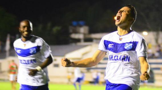 Jorge Mauá fez mais dois gols pelo Taubaté na vitória sobre a Lusa por 3 a 1