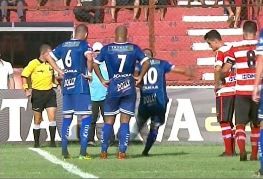 Eder Loko chuta a cobra para fora do campo