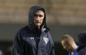 Paulistão: Bauza diz não se importar com torcida e defende Michel Bastos