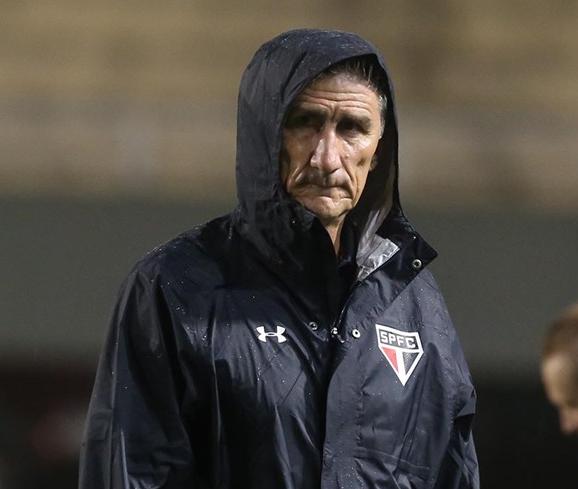 Edgardo Bauza defendeu Michel Bastos após a vitória do São Paulo sobre o Novorizontino