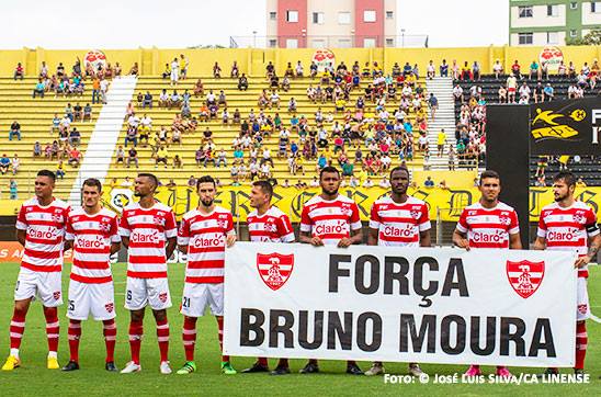 Jogadores entraram com a faixa em apoio ao lateral direito Bruno moura que foi submetido a cirurgia no joelho. Foto: José Luis da Silva / CA LInense