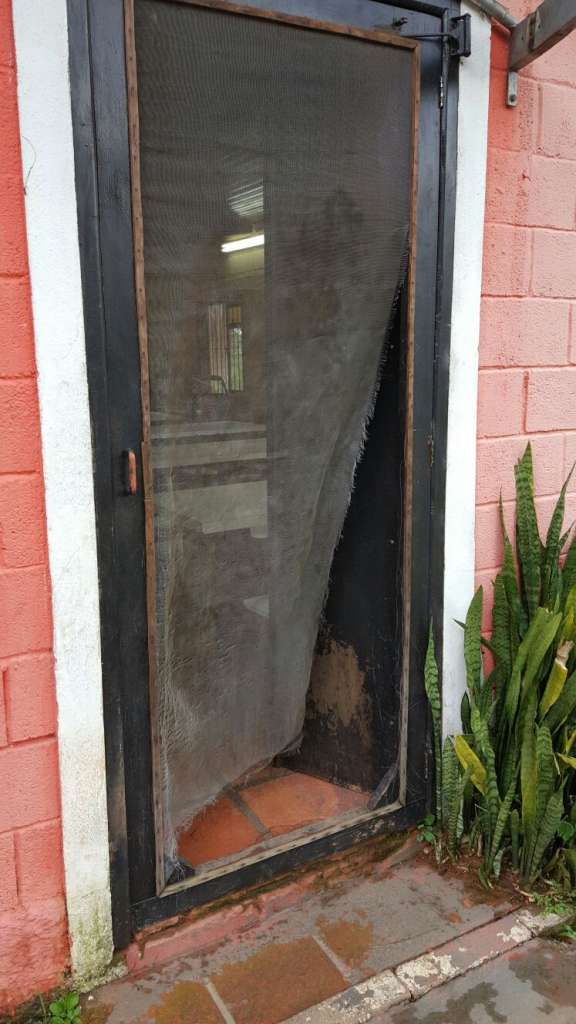 É fácil identificar problemas em diversos setores do alojamento.